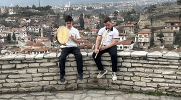 Karabük’te lise öğrencileri, geleneksel Türk müziğini turistlerle buluşturuyor