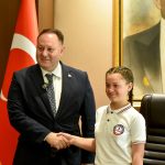 23 Nisan Ulusal Egemenlik ve Çocuk Bayramı... Öztürkler, makamını Şht. Yalçın İlkokulu öğrencisi Rana Dalay'a devretti