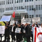 Kıbrıs Türk Taksici Dernekleri Federasyonu, Bayındırlık ve Ulaştırma Bakanlığı önünde eylem yaptı