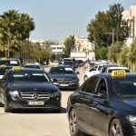 Kıbrıs Türk Taksici Dernekleri Federasyonu, Bayındırlık ve Ulaştırma Bakanlığı önünde eylem yaptı