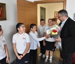 23 Nisan İlkokulu öğrencileri Girne Belediye Başkanı Şenkul’u ziyaret etti