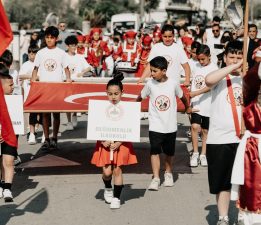 23 Nisan Ulusal Egemenlik ve Çocuk Bayramı…Değirmenlik Sadık Cemil Stadyumu’nda üç okulun katılımıyla tören düzenlendi