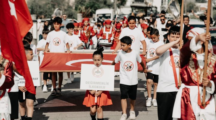 23 Nisan Ulusal Egemenlik ve Çocuk Bayramı…Değirmenlik Sadık Cemil Stadyumu’nda üç okulun katılımıyla tören düzenlendi