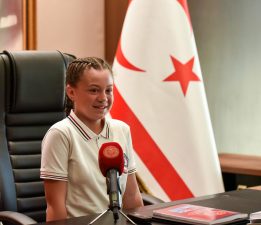 23 Nisan Ulusal Egemenlik ve Çocuk Bayramı… Öztürkler, makamını Şht. Yalçın İlkokulu öğrencisi Rana Dalay’a devretti