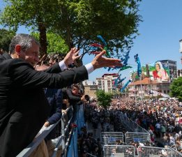Manisa’da Özgür Özel, mesir macunu dağıttı