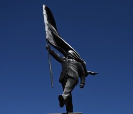 Londra’da ortaya çıkan dev heykelde Banksy imzası