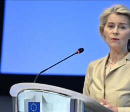 AB Komisyonu Başkanı von der Leyen, fosil yakıtlara bağımlılığın Avrupa’yı savunmasız hale getirdiğini belirtti