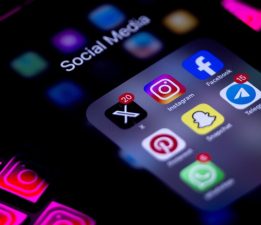 AB’nin çocukları korumaya yönelik “dijital yaş doğrulama uygulaması” kullanıma hazır