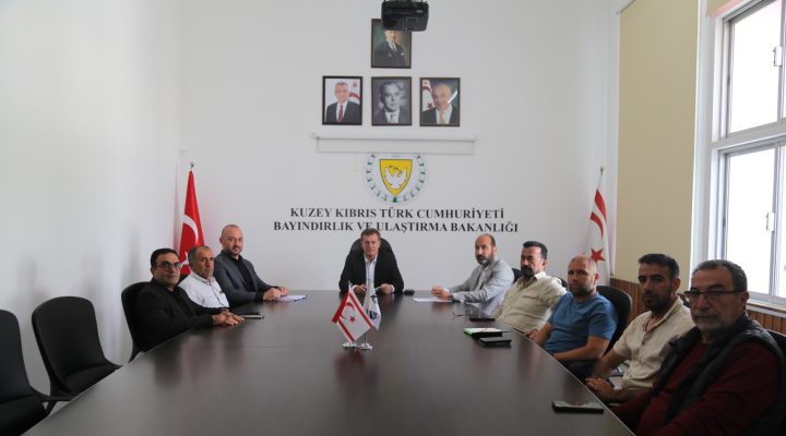 Bayındırlık ve Ulaştırma Bakanı Arıklı, Kıbrıs Türk Taksiciler Dernekleri Federasyonu’nu kabul etti