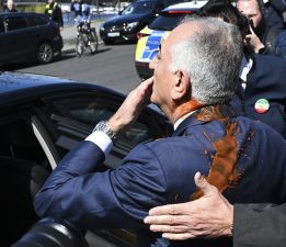 Berlin’de, İran’ın devrik Şah’ının oğlu Pehlevi’ye kırmızı sıvı atıldı