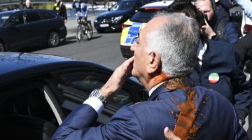 Berlin’de, İran’ın devrik Şah’ının oğlu Pehlevi’ye kırmızı sıvı atıldı