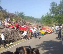 Cammu Keşmir’de yolcu otobüsünün uçuruma yuvarlanması sonucu 15 kişi öldü