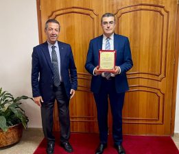 Dışişleri Bakanı Ertuğruloğlu’ndan emekli olan Lakadamyalı’ya teşekkür plaketi