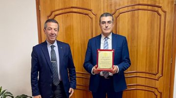 Dışişleri Bakanı Ertuğruloğlu’ndan emekli olan Lakadamyalı’ya teşekkür plaketi