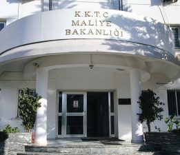 Ercan’da ele geçirilen kaçak telefonlar… Gümrük Dairesi: “Konu adli makamlara devredildi”