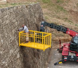 Gazimağusa Belediyesi, surlarda temizlik çalışmalarına başladı