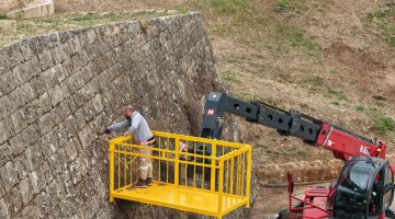 Gazimağusa Belediyesi, surlarda temizlik çalışmalarına başladı