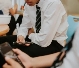 İngiltere’de okullarda cep telefonu yasayla yasaklanıyor