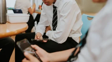 İngiltere’de okullarda cep telefonu yasayla yasaklanıyor