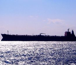 İran, Umman Denizi’nde bir konteyner gemisine ateş açtı