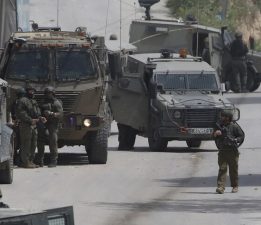 İsrail ordusu, Filistin topraklarını gasbeden İsraillileri “korumak” için Batı Şeria’da bir beldeye saldırdı