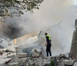 İsrail ordusu, Lübnan’ın güneyindeki Meys el-Cebel beldesinde evleri ateşe verdi