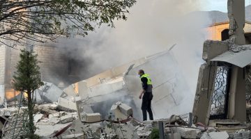 İsrail ordusu, Lübnan’ın güneyindeki Meys el-Cebel beldesinde evleri ateşe verdi