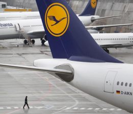 Jet yakıtı krizi: Lufthansa 20 bin uçuşu iptal edecek