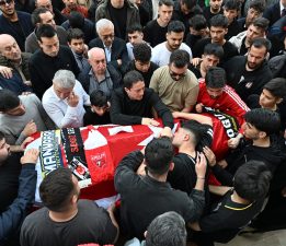 Kahramanmaraş’taki okul saldırısında yaşamını yitiren öğretmen ve öğrenciler gözyaşlarıyla uğurlandı