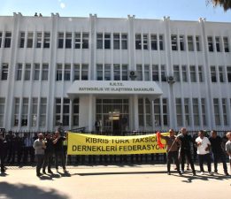 Kıbrıs Türk Taksici Dernekleri Federasyonu, Bayındırlık ve Ulaştırma Bakanlığı önünde eylem yaptı