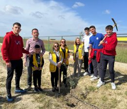 Lefkoşa Başkent Lions Kulübü, Meral-Vedat Ertüngü Lisesi’nde fidan dikim etkinliği düzenledi