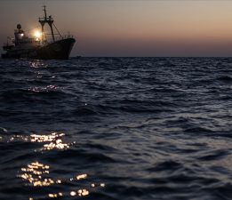 Libya’nın doğu açıklarında zor durumdaki 404 düzensiz göçmen kurtarıldı