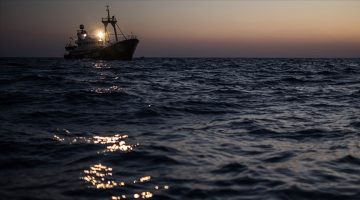 Libya’nın doğu açıklarında zor durumdaki 404 düzensiz göçmen kurtarıldı