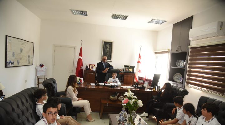 Milli Eğitim Bakanı Çavuşoğlu makamını Şht. Yalçın İlkokulu öğrencisi Hasan Basmaz’a devretti