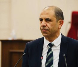 Özersay, Maliye Bakanlığı’ndan “Ercan’da kaçak cep telefonu” iddialarına yönelik açıklama talep etti