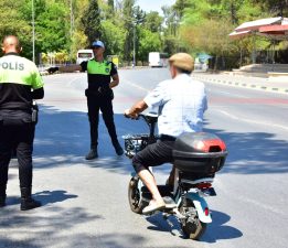 Polis, elektrikli scooterlar ile ilgili kuralları hatırlattı, uyarılarda bulundu…