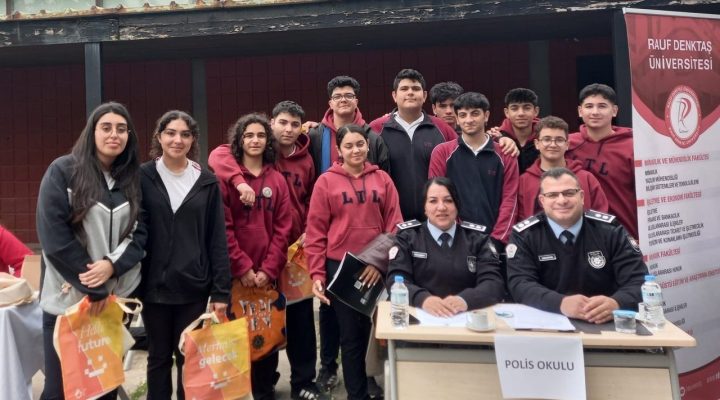 Polis, kariyer gününde Lefkoşa Türk Lisesi öğrencileri ile buluştu