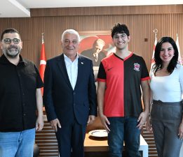 Şampiyon satranç oyuncusu Emre Şeb, Özçınar’ı ziyaret etti