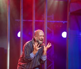 ): Sanatçı Abdullah Öztoprak’ın tiyatro oyunu ‘Parçalayanım… Parçalarım’ yarın ve pazartesi LAÜ’de sahnelenecek