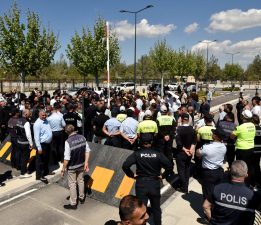 Taksiciler eylemlerini Meclis önüne taşıdı