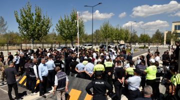 Taksiciler eylemlerini Meclis önüne taşıdı