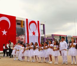 TC Lefkoşa Büyükelçiliği ve Yunus Emre Enstitüsü 23 Nisan dolayısıyla Mehmetçik İlkokulu’nda etkinlik düzenledi