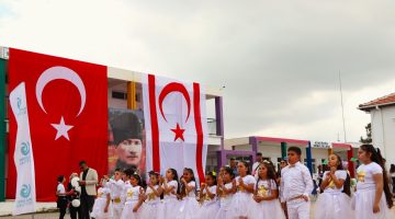 TC Lefkoşa Büyükelçiliği ve Yunus Emre Enstitüsü 23 Nisan dolayısıyla Mehmetçik İlkokulu’nda etkinlik düzenledi