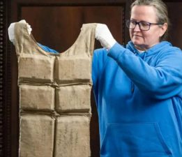 Titanik kazasından kurtulan yolcunun can yeleği yaklaşık 906 bin dolara satıldı