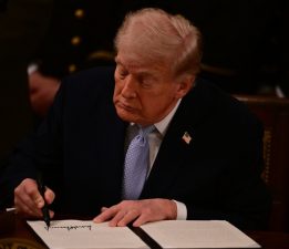 Trump, istihbarata “yetkisiz dinleme” imkanı veren yasadaki maddenin geçerlilik süresinin uzatılmasını onayladı