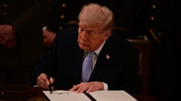 Trump, istihbarata “yetkisiz dinleme” imkanı veren yasadaki maddenin geçerlilik süresinin uzatılmasını onayladı