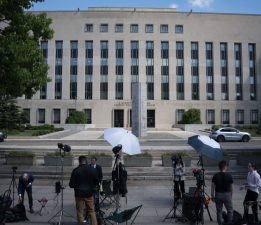 Trump’ın katıldığı yemekteki silahlı saldırının şüphelisi, “ABD Başkanı’na suikast girişimi” suçlamasıyla yargılanacak