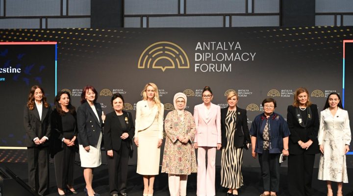 Zerrin Üstel, “Filistin İçin Tek Yürek” oturumuna katıldı