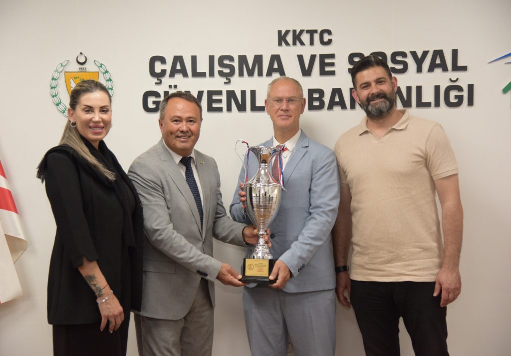 Hasipoğlu, Vakıflar Tekerlekli Sandalye Basketbol Takımı'nı kabul etti