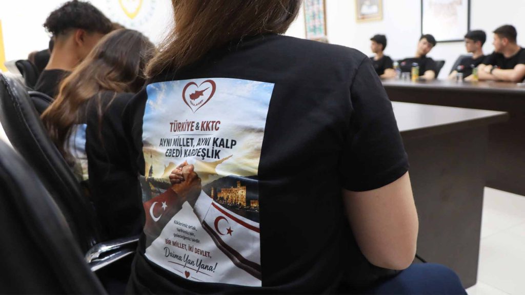 Çavuşoğlu, Polatpaşa Lisesi ve kardeş okulu Üsküdar Validebağ Fen Lisesi öğrencilerini kabul etti
